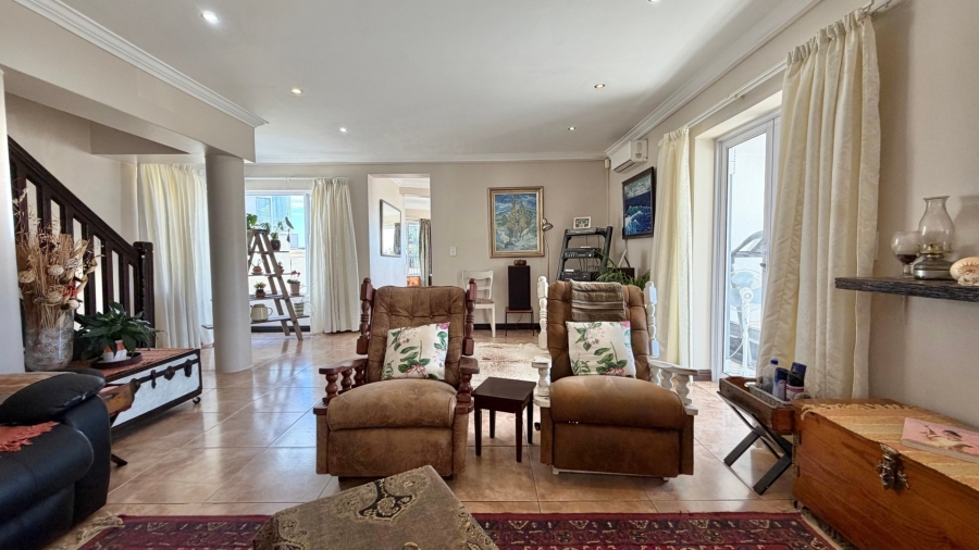 5 Bedroom Property for Sale in Mountainside Western Cape